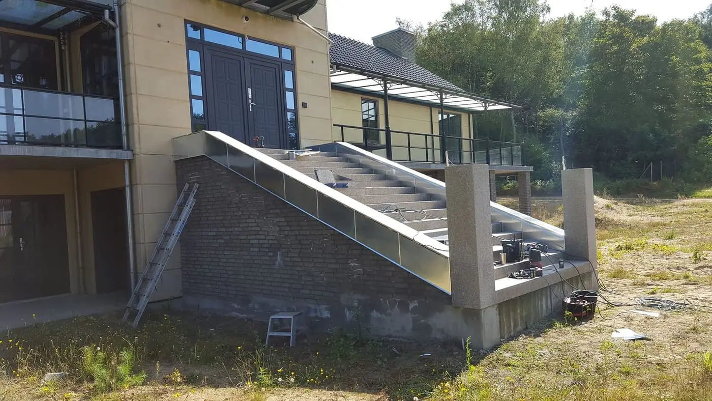 Inddækning i zink langs en udvendig trappe udført af Tebstrup VVS & Blik